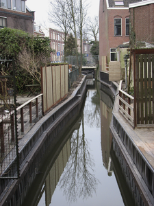 905732 Gezicht op de nieuwe beschoeiingen langs de Koekoeksvaart, vanaf de Koekoeksbrug in de Nieuwe Koekoekstraat te ...